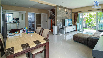 *****บ้านเดี่ยวมือสองย่านกรุงเทพฯ ม.ภัสสร21 พระราม9-วงแหวน เนื้อที่กว้างขวางมากถึงเกือบ 58 ตร.ว. ฟังก์ชันจัดเต็ม 4 ห้องนอน 2 ห้องน้ำ 2 ที่จอดรถ บนทำเลเดินทางง่าย เพียง 15 นาทีก็ถึงรถไฟฟ้าสายแอร์พอร์ตเรลลิงก์ "สถานีลาดกระบัง" ใกล้สนามบินสุวรรณภูมิ และทางด่วน "มอเตอร์เวย์"